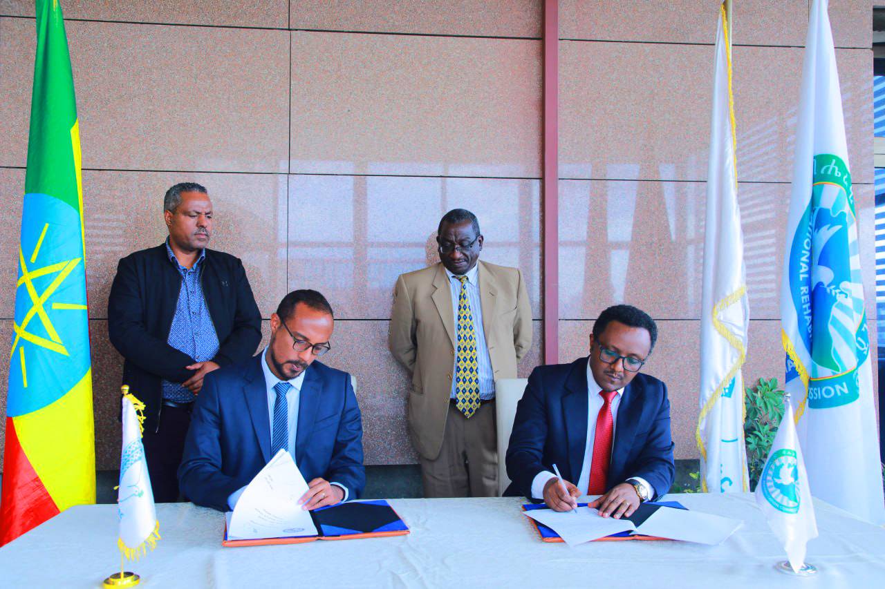 [#if smallImage??]
    [#if smallImage?is_hash]
        [#if smallImage.alt??]
            ${smallImage.alt}
        [/#if]
    [/#if]
[/#if]