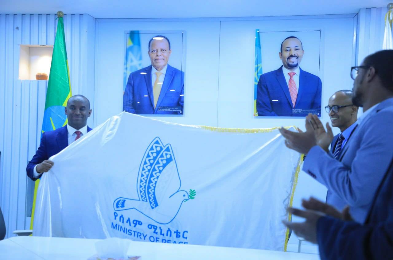 [#if smallImage??]
    [#if smallImage?is_hash]
        [#if smallImage.alt??]
            ${smallImage.alt}
        [/#if]
    [/#if]
[/#if]