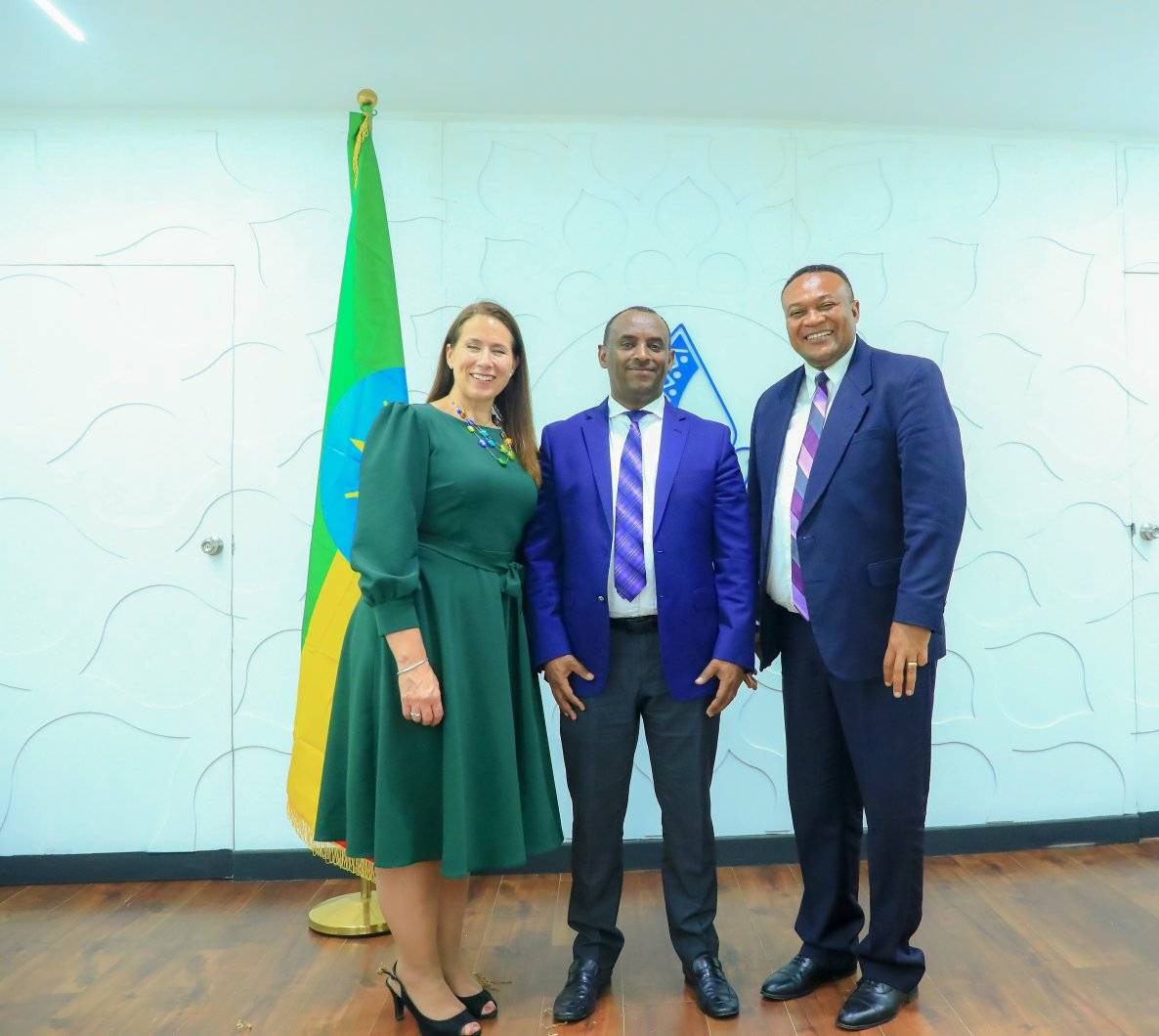 [#if smallImage??]
    [#if smallImage?is_hash]
        [#if smallImage.alt??]
            ${smallImage.alt}
        [/#if]
    [/#if]
[/#if]