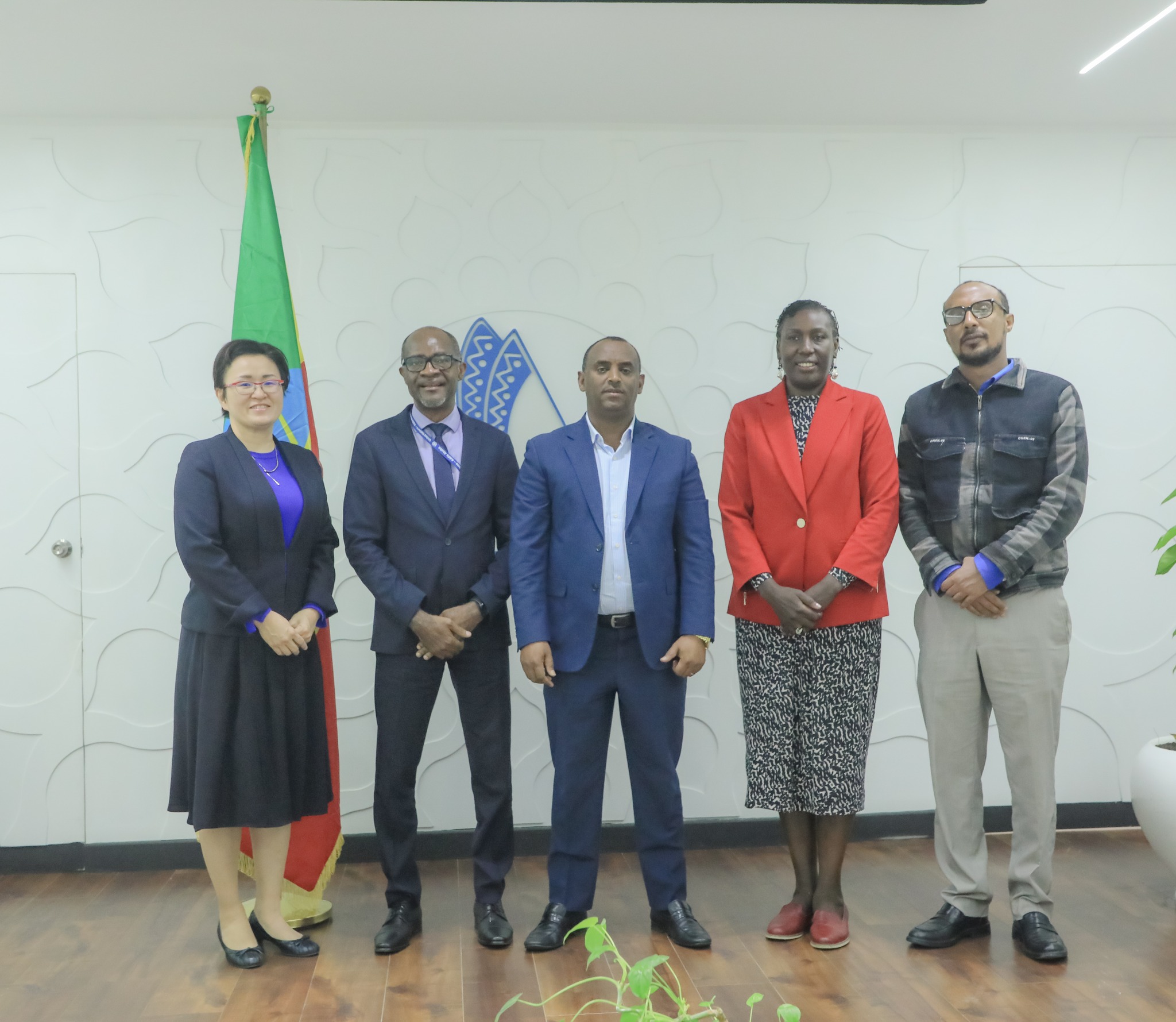 [#if smallImage??]
    [#if smallImage?is_hash]
        [#if smallImage.alt??]
            ${smallImage.alt}
        [/#if]
    [/#if]
[/#if]