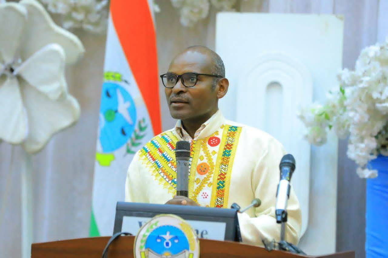 [#if smallImage??]
    [#if smallImage?is_hash]
        [#if smallImage.alt??]
            ${smallImage.alt}
        [/#if]
    [/#if]
[/#if]