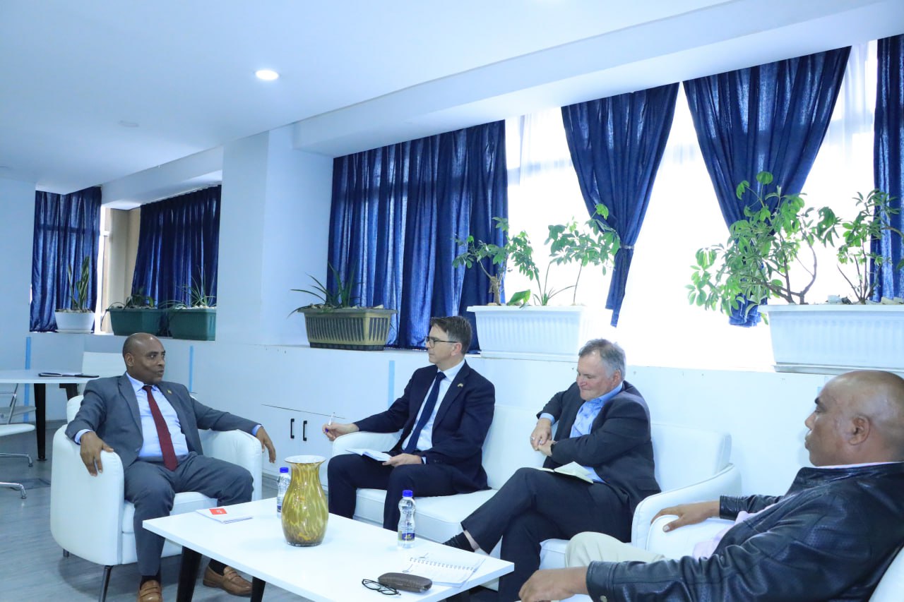 [#if smallImage??]
    [#if smallImage?is_hash]
        [#if smallImage.alt??]
            ${smallImage.alt}
        [/#if]
    [/#if]
[/#if]