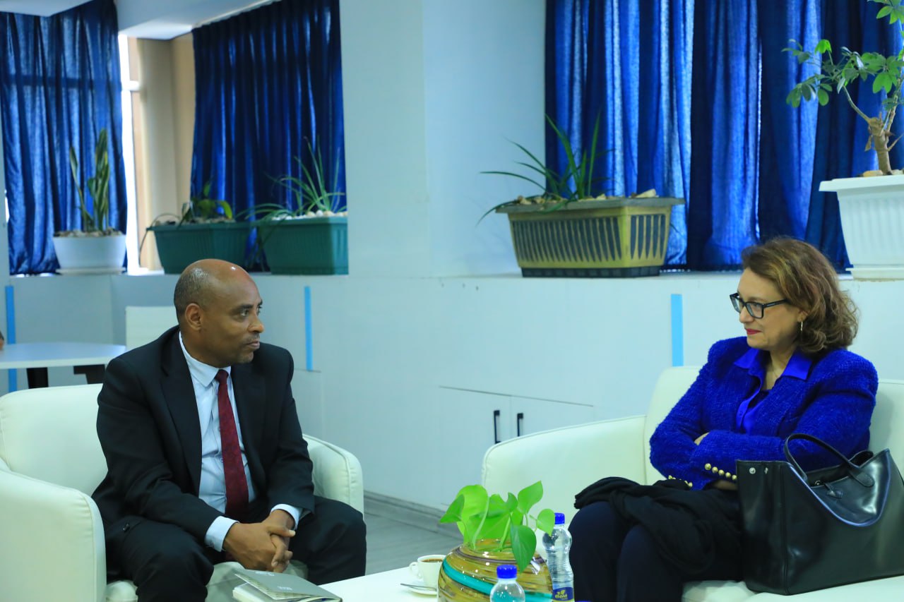 [#if smallImage??]
    [#if smallImage?is_hash]
        [#if smallImage.alt??]
            ${smallImage.alt}
        [/#if]
    [/#if]
[/#if]